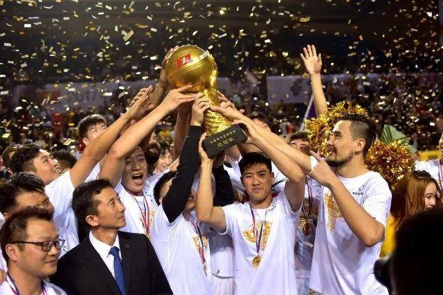 德媒：阿森纳收到森林对法维2800万欧报价，汉堡买断选项已过期